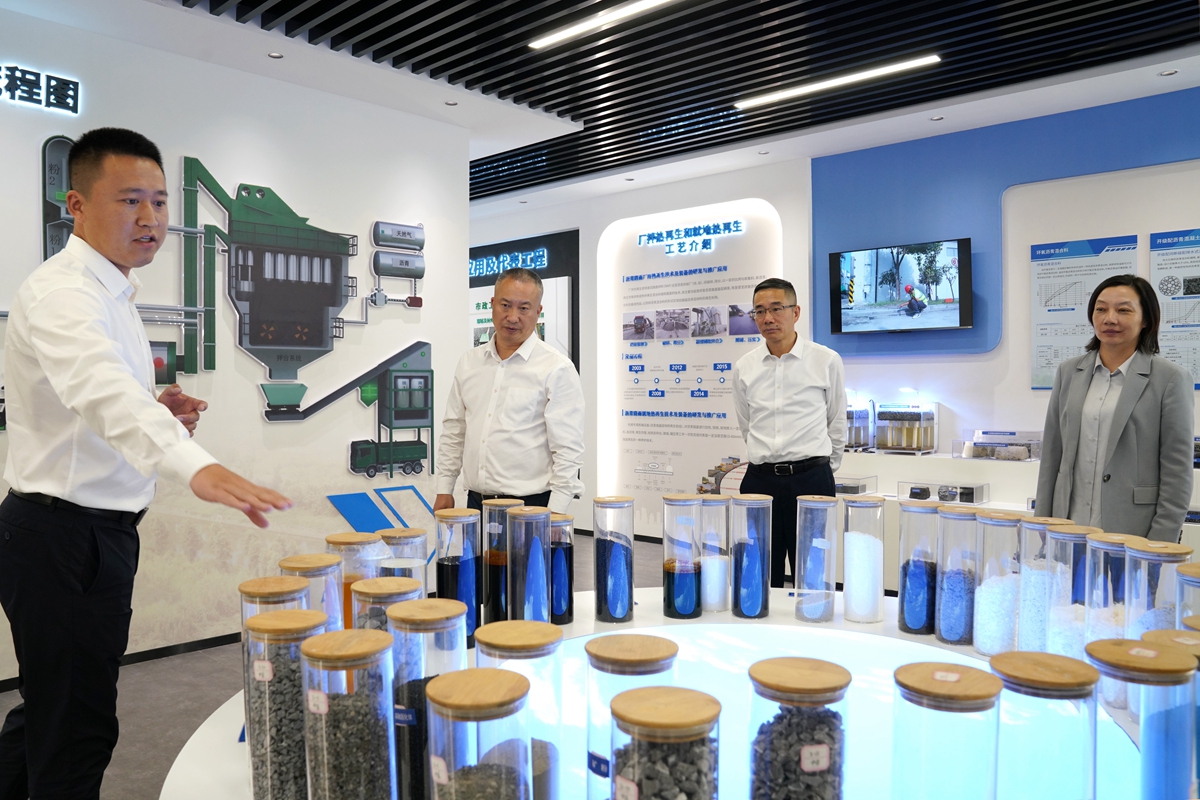 20241009市國(guó)資委黨委書記、主任陳文榮參觀杭州灣綠色養(yǎng)護(hù)公司展廳，右起李利、柏衛(wèi)東、陳文榮（李阿梅 攝）.jpg